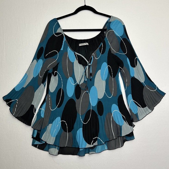 Larry Levine Tops - Signature By Larry Levine layered Flare Sleeve abstract circle Blouse 1X Plus